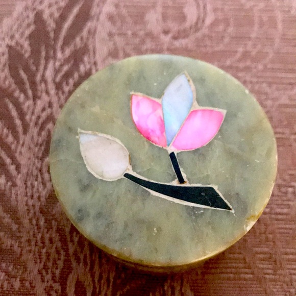 Handcrafted Marble box with cutout and inlay design - Picture 2 of 6